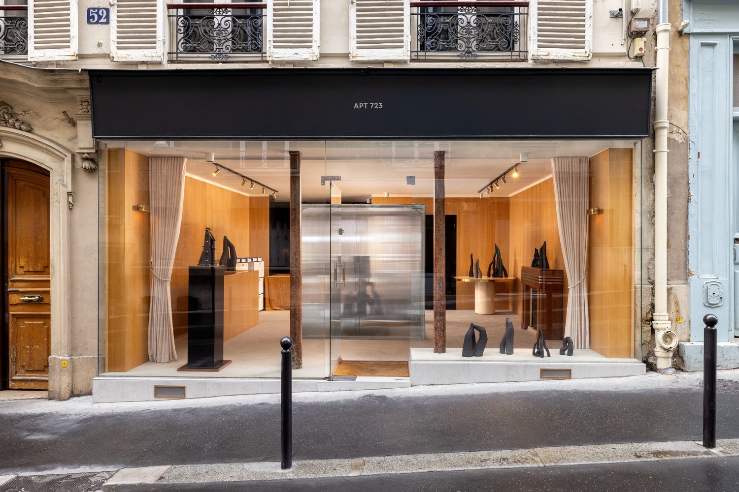 Exhibition view: Vorace sculptures in the window of the APT 723 gallery, Paris
